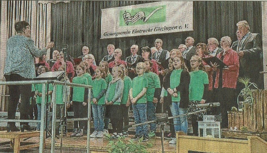 Foto des Schulchors mit dem Gesangverein Eintracht beim Frühlingskonzert