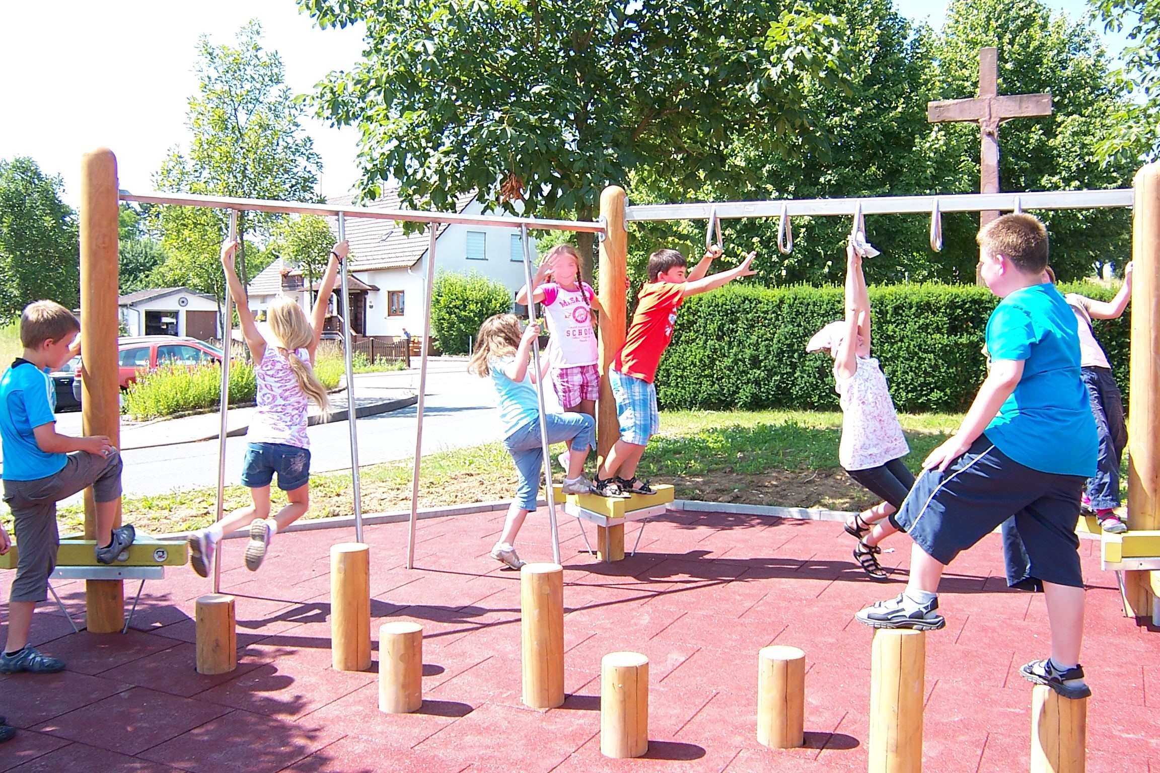 Spielende Kinder auf dem neuen Klettergerät