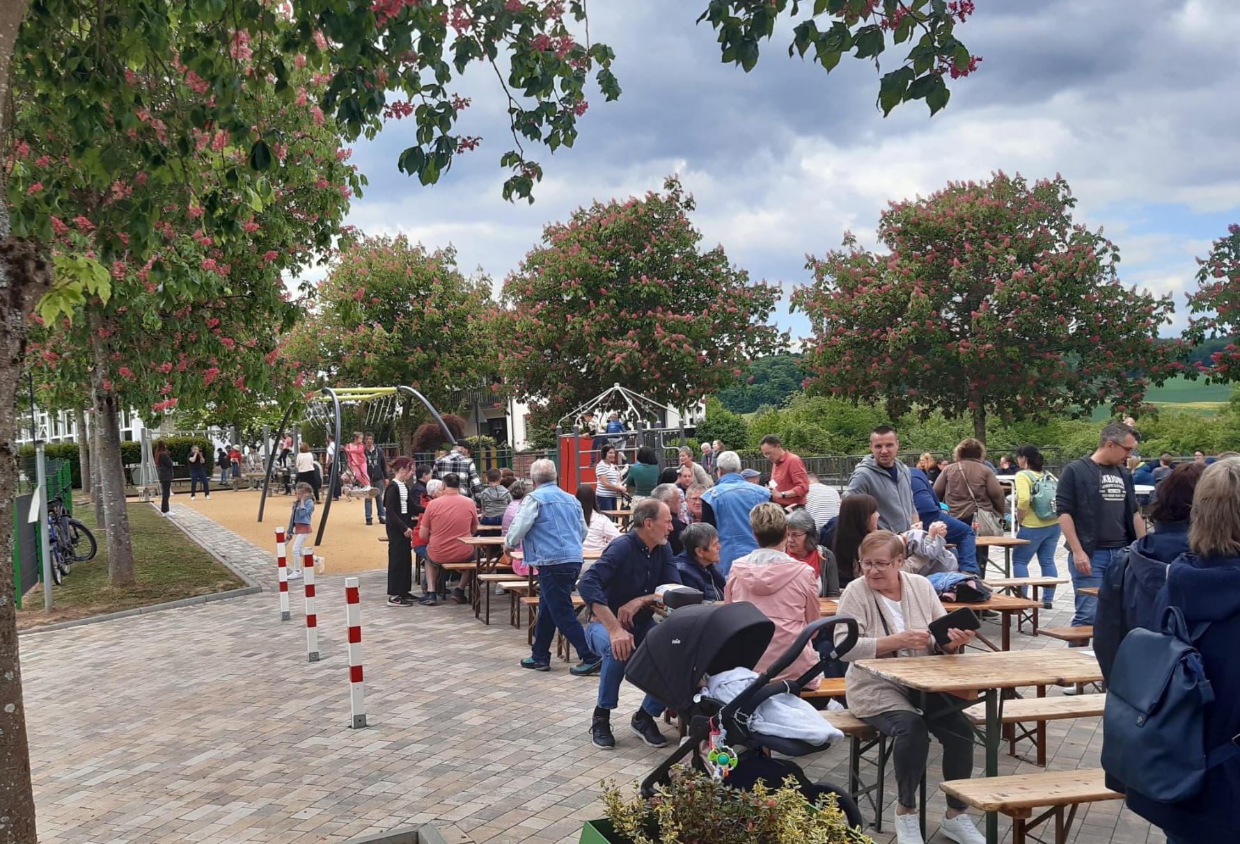 Besucherinnen und Besucher auf dem Pausenhof bei der Einweihungsfeier am 16. Mai 2025