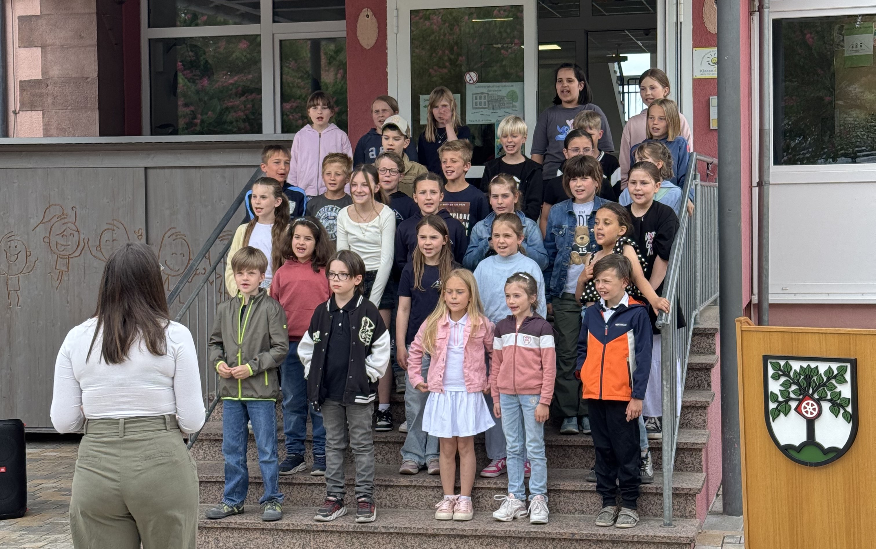 Der Schulchor bei der Einweihung des neuen Pausenhofes am 16. Mai 2025