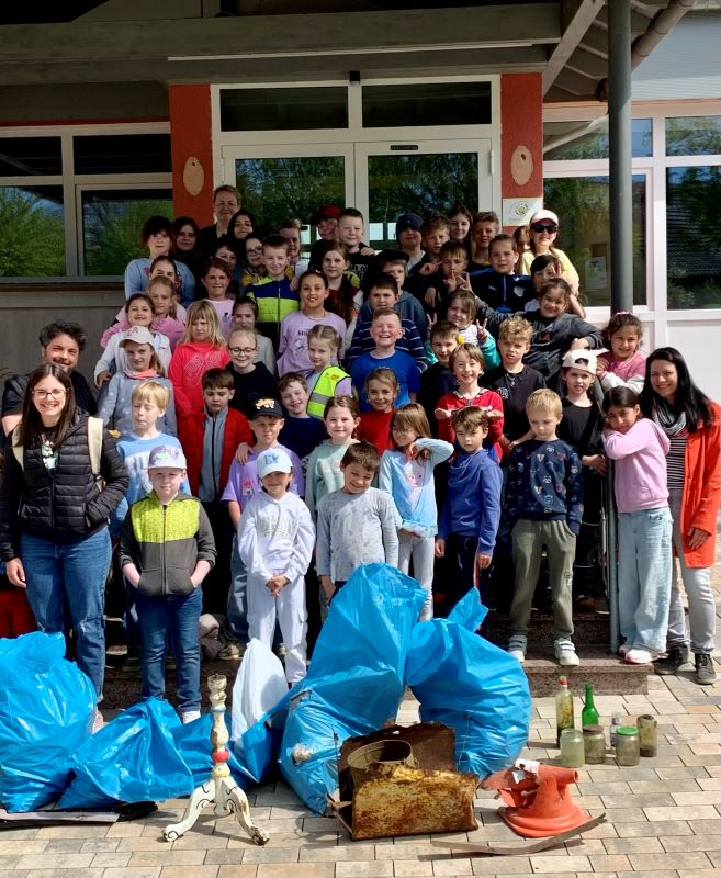Kinder der Nachbarschaftsgrundschule bei der Aktion "Frühjahrsputz in Getzi"